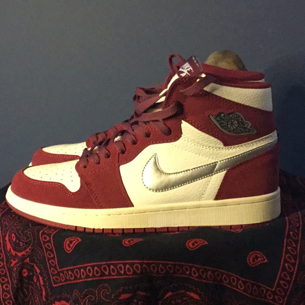 Maroon white Nike Air Jordans 8.5 US men’s